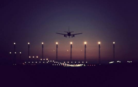 红眼航班（航空公司安排的夜间定期航班）