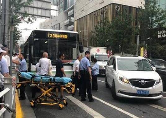 9·21上海公交车冲撞路人事故