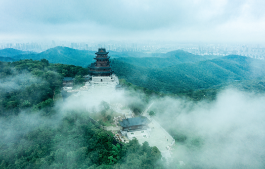 琅琊山（安徽省滁州市境内山脉、大别山向东延伸的余脉）
