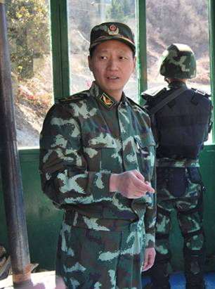 刘文宏（武警8740部队副参谋长，中校警衔）