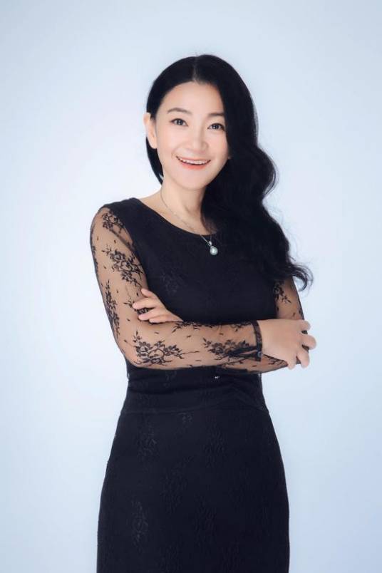 杨胤(轻松集团创始人、董事长兼CEO)