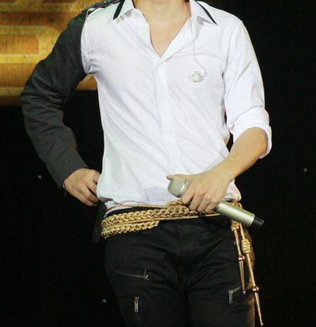 袖子(衣服套在胳膊上的筒状部分)