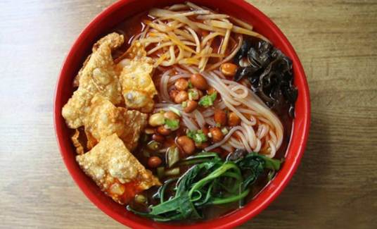 螺蛳粉（广西壮族自治区柳州市的特色小吃之一）