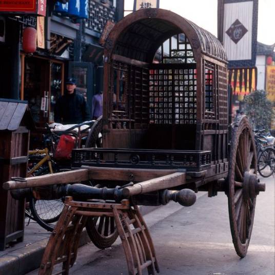 轩轩（古代一种有围棚或帷幕的车）