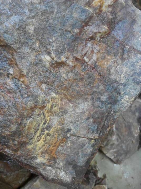 原矿（采出而未经选矿或其他加工过程的矿石）