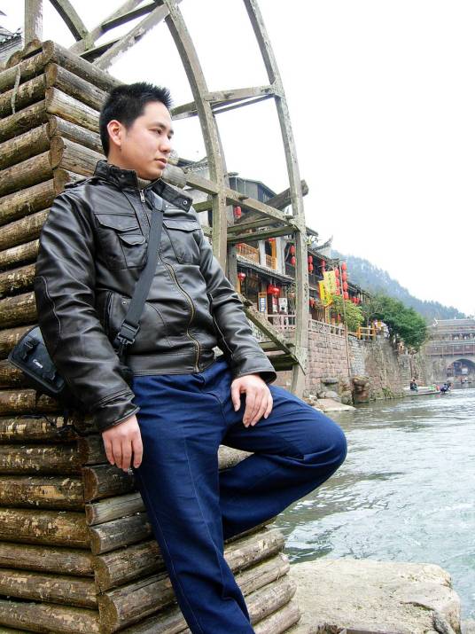 潘俊(中南民族大学美术学院主任)