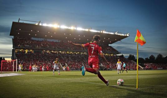 角球（足球比赛中的一种定位球）