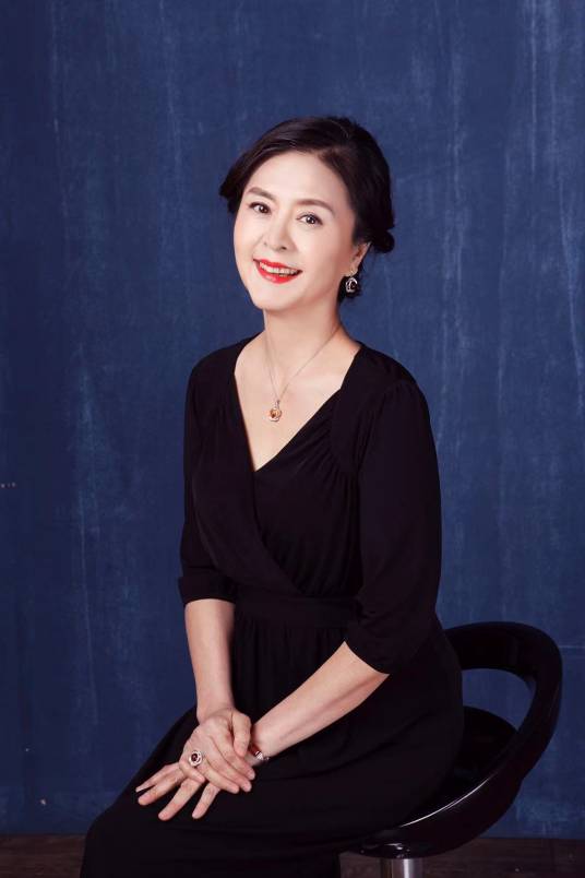 周玲（中国国家话剧院一级演员，中国戏剧家协会会员）