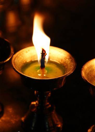 酥油灯(牛羊奶脂中的提炼物)