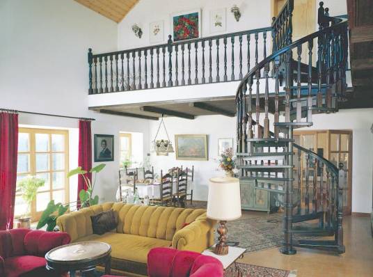 复式（占用两个楼层、有内部楼梯连接的房屋）