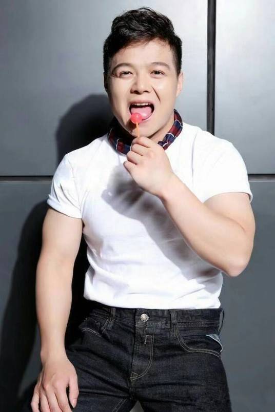 龙清泉(前中国男子举重队原队员、奥运会冠军)