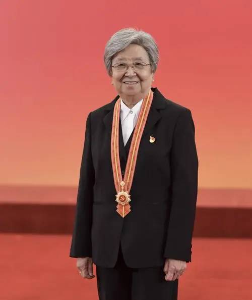 黄宝妹(新中国纺织工人代表、“七一勋章”获得者)