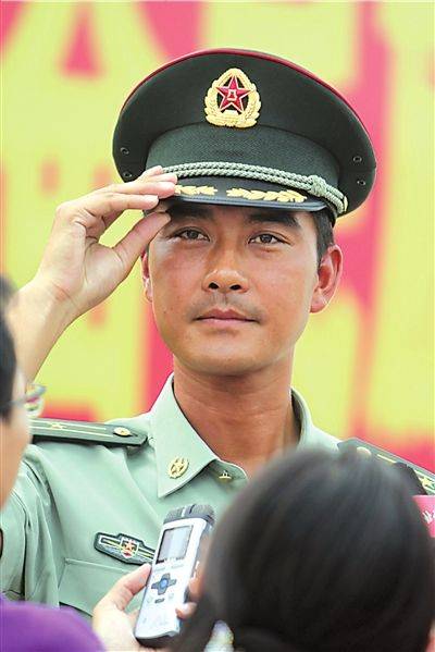 朱振华(60周年国庆大阅兵军旗手)