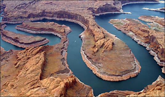 科罗拉多河（发源于科罗拉多州流入太平洋的著名河流）