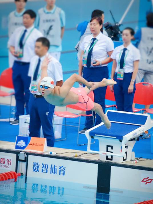 郑桐(中国游泳运动员)