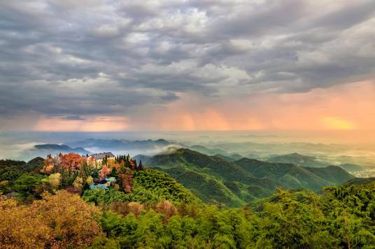 莫干山（浙江省湖州市德清县境内的天目山余脉）