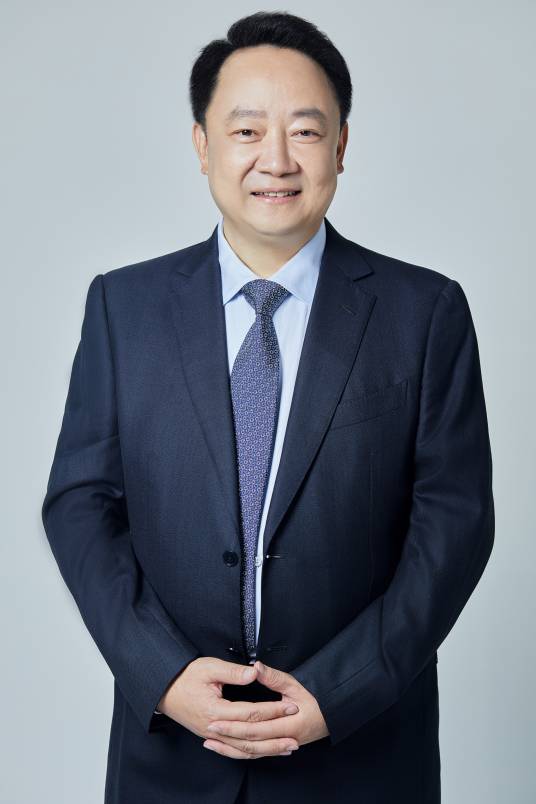 曹勇(四川省酒业集团有限责任公司党委书记、董事长,四川酿酒协会第四届理事会会长,四川酒业协会副会长兼秘书长)