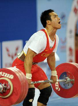汤飞(中国举重运动员)