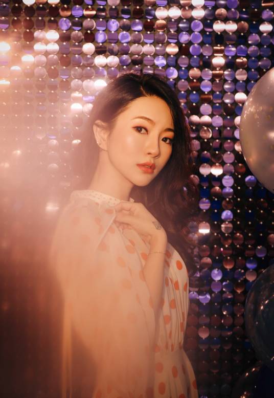 胡灵（中国内地女歌手、音乐制作人、演员）