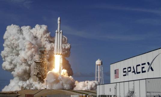 “猎鹰重型”运载火箭