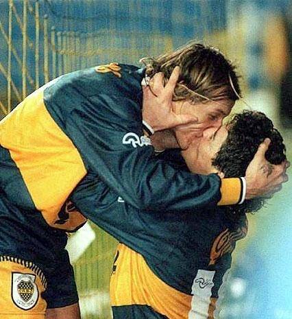 世纪之吻(马拉多纳与卡尼吉亚球场之吻)