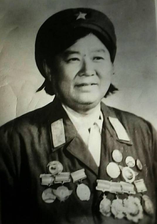 郭俊卿（全国女战斗英雄）