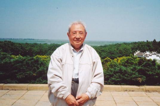 袁鹰（当代著名作家、诗人、儿童文学家，散文家）