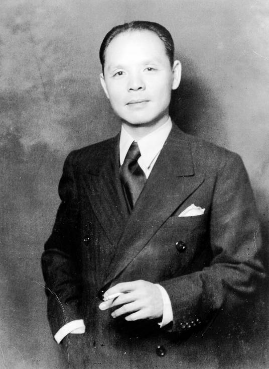 何凤山（中国驻维也纳原总领事、资深外交官）