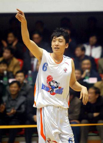 岳鹏飞（中国篮球运动员）