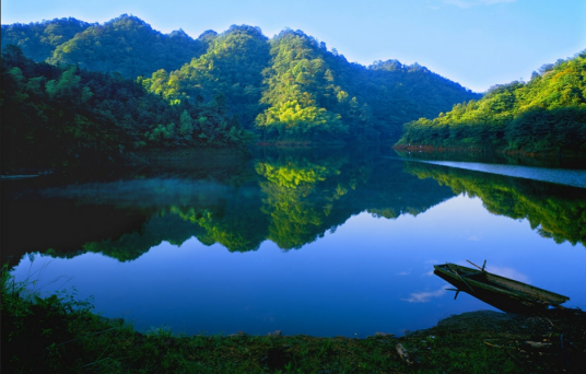 月亮湖（内蒙古阿拉善左旗月亮湖）