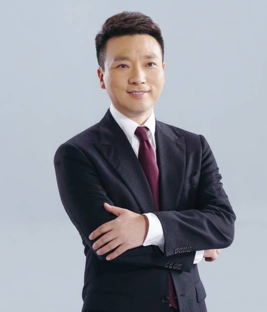 康辉(中央电视台新闻频道主持人、央视新闻中心新闻播音部主任)