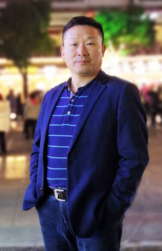 周晓峰(北部湾大学陶瓷与设计学院院长)