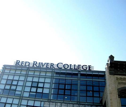 红河学院（加拿大曼尼托巴省的公立学校）