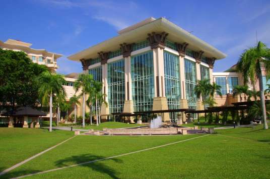 酒店(给宾客提供食宿的商业场所)