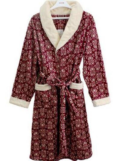 睡袍（卧室中穿用的宽松且较长的袍服）