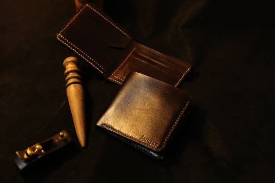 皮具(皮革制成的皮家具或皮工具)