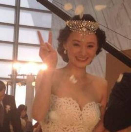 周圆圆（导演滕华涛新婚妻子）