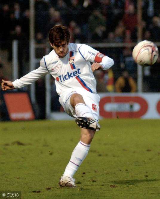 任意球(在足球或手球比赛中犯规后重新比赛的方法)