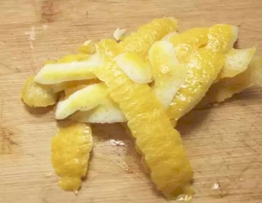 柠檬皮（芸香科柑桔属植物的果实的外皮）