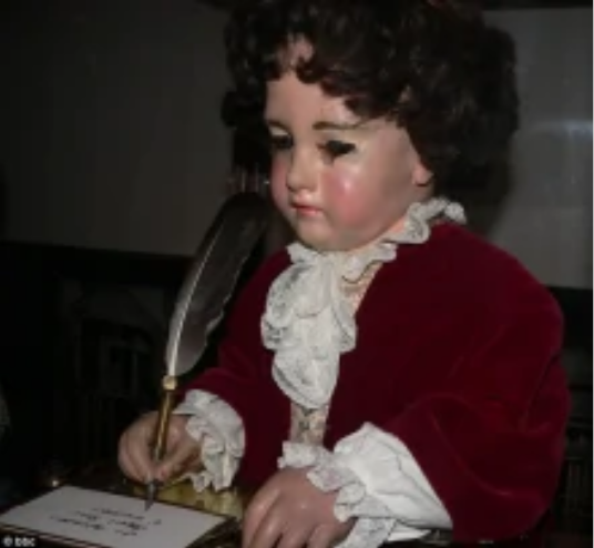 笔者(世界上第一个具有书写动作的发条机器人)