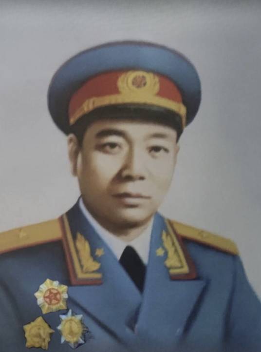 吴忠（中华人民共和国开国少将、广州军区原副司令）