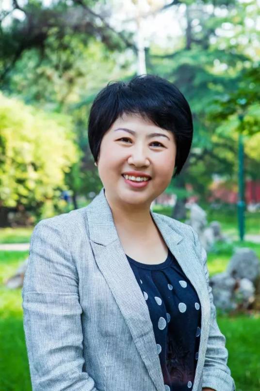 魏娜(中国人民大学公共管理学院教授)