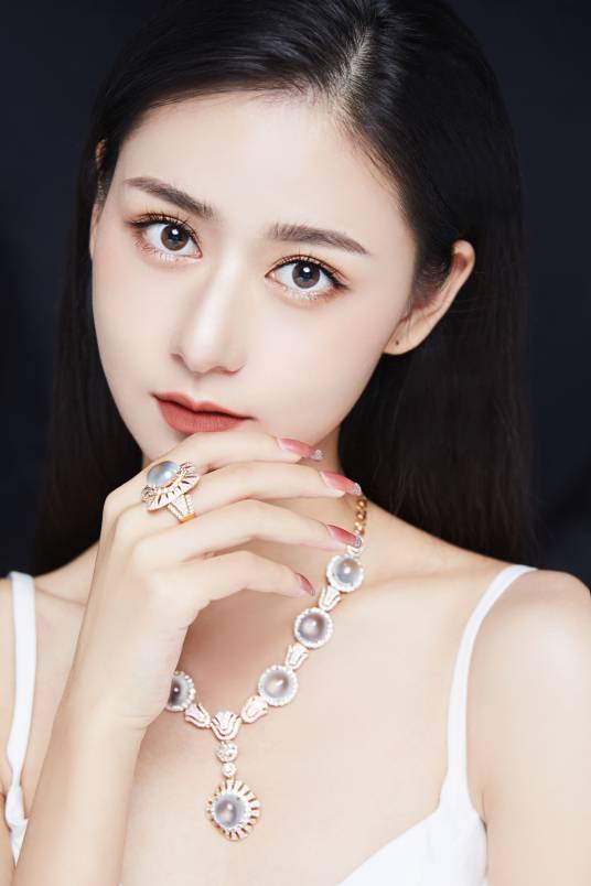 刘思懿（翡翠领域抖音电商）