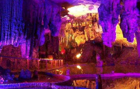 波月洞（湖南省冷水江市三A级景区）