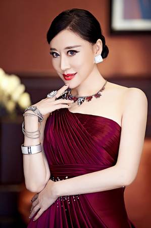 邢小红（国际绅士名媛俱乐部新加坡主席）