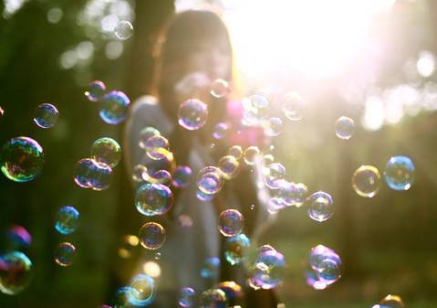 肥皂泡（空心形体的肥皂水的膜）