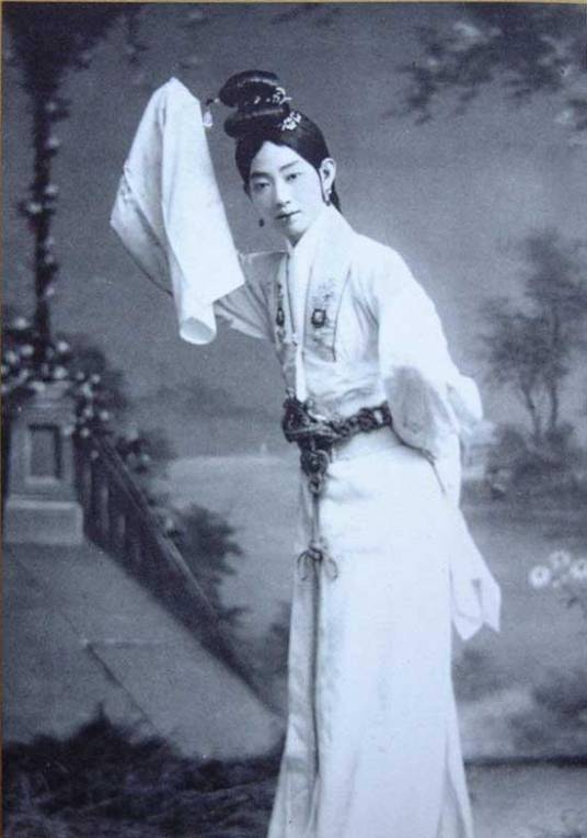 男旦（戏曲里男性扮演女性角色）