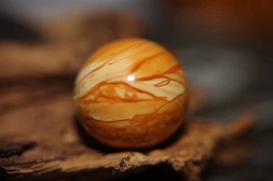 凤凰胆（一种天然玉石珠）