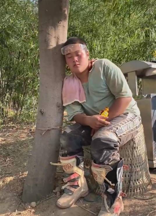 龙杰(重庆支援救火摩托车队小伙)