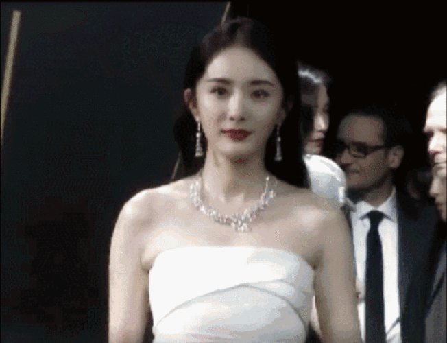 杨幂在咖啡厅被陌生男子搭讪，当事人知道这名女子是杨幂吗？